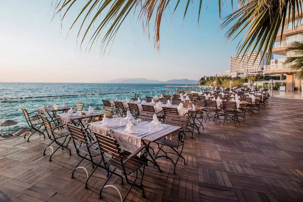 کاریزما دلوکس