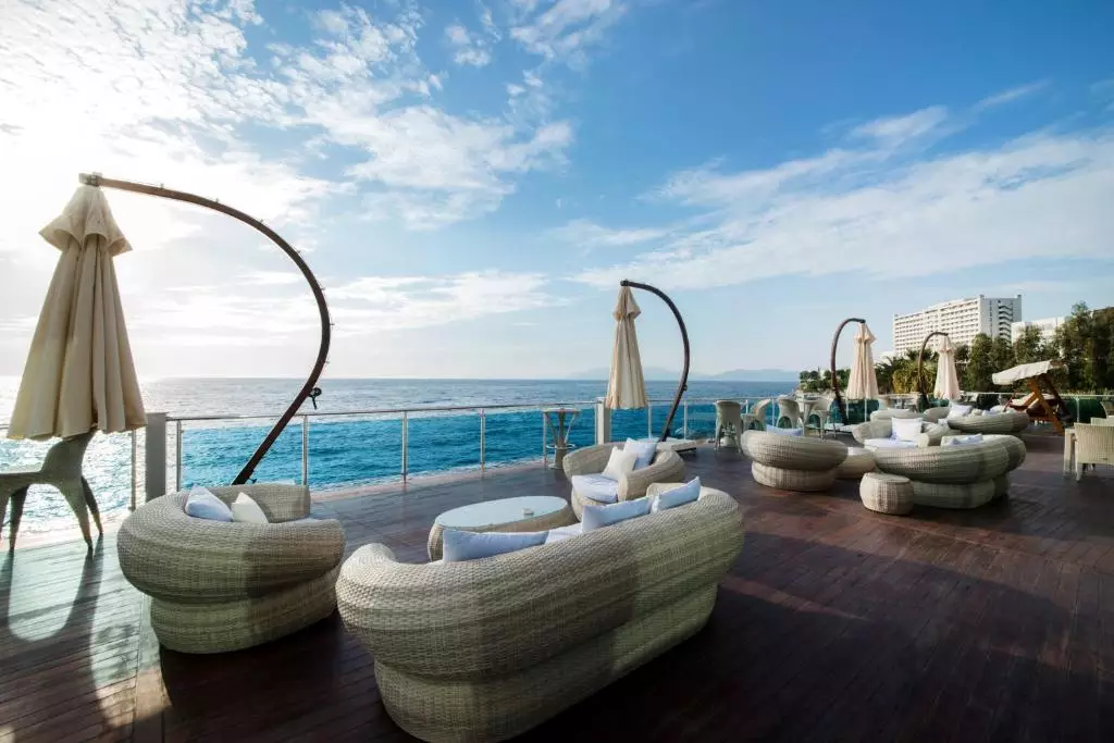 کاریزما دلوکس