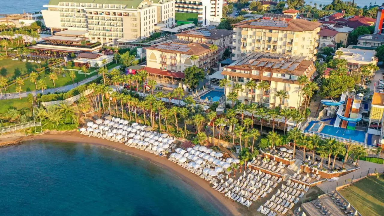 هتل کریستال لند آو پارادایس