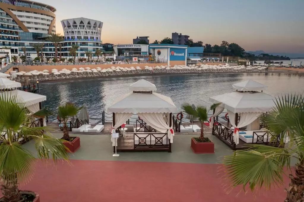 هتل گرانادا لاکچری اوکورچالار آلانیا