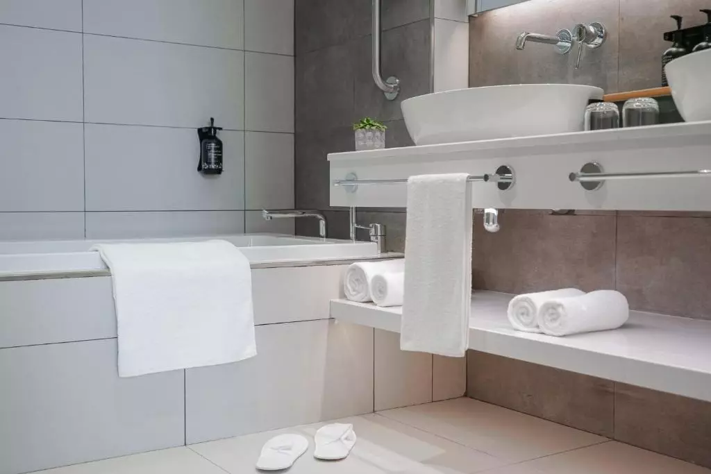 هالیدی این بیزینس بی دبی