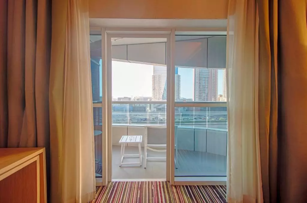 نائومی (دوسیت دی 2 کنز سابق) دبی