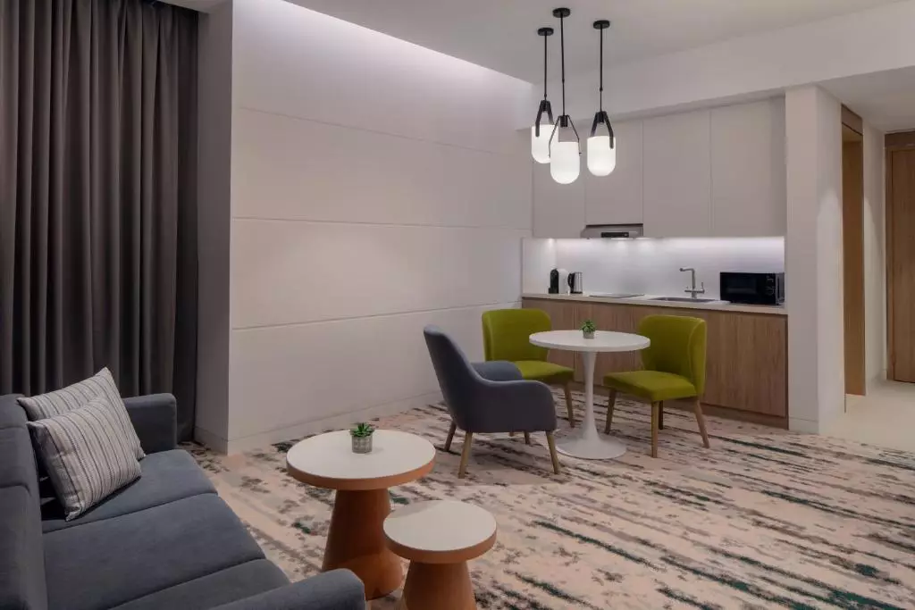 هالیدی این بیزینس بی دبی