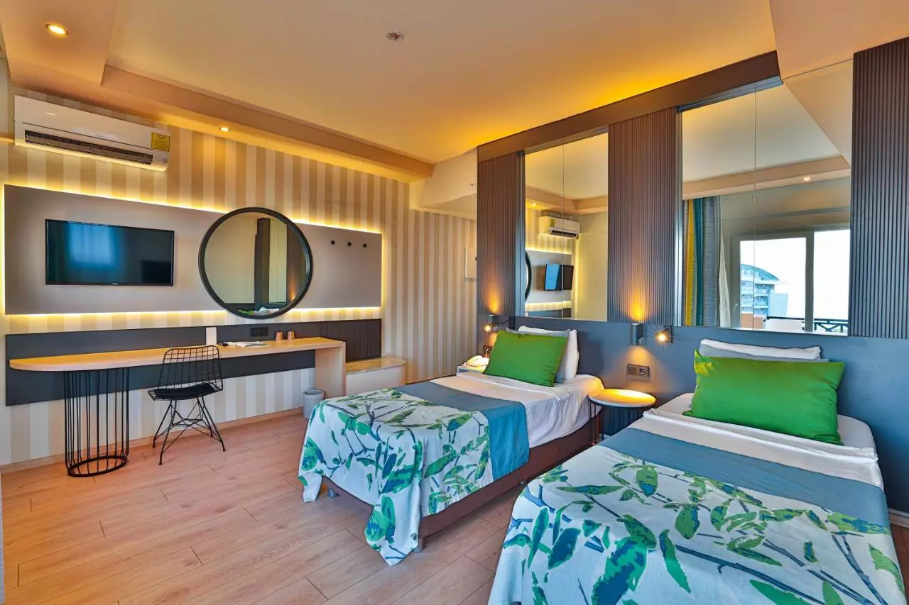 کریستال لند آو پارادایس