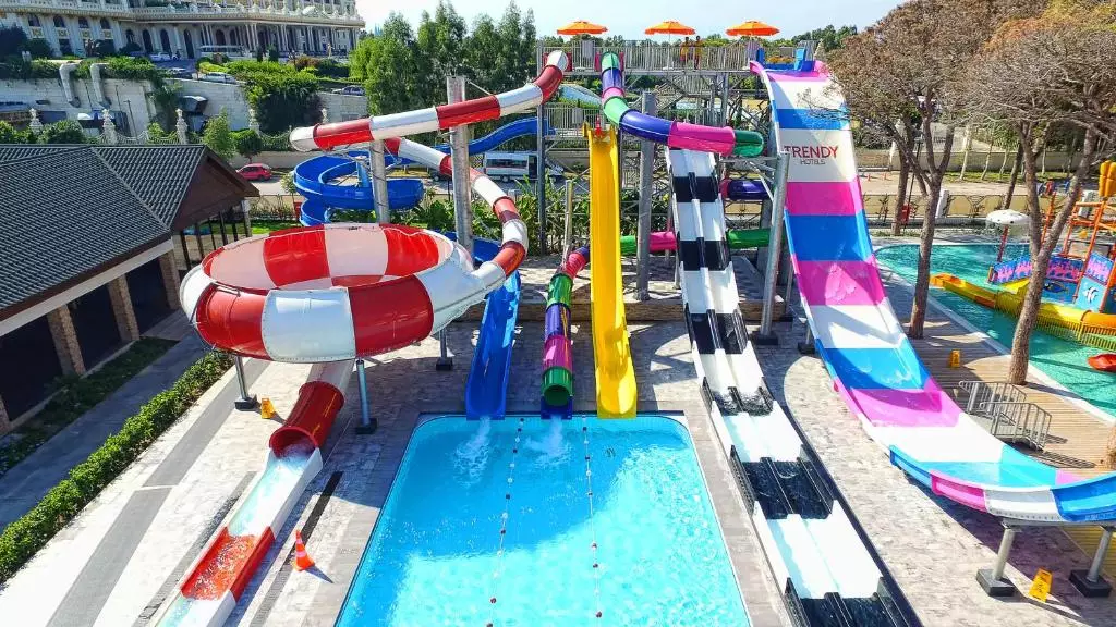 ترندی لارا آنتالیا