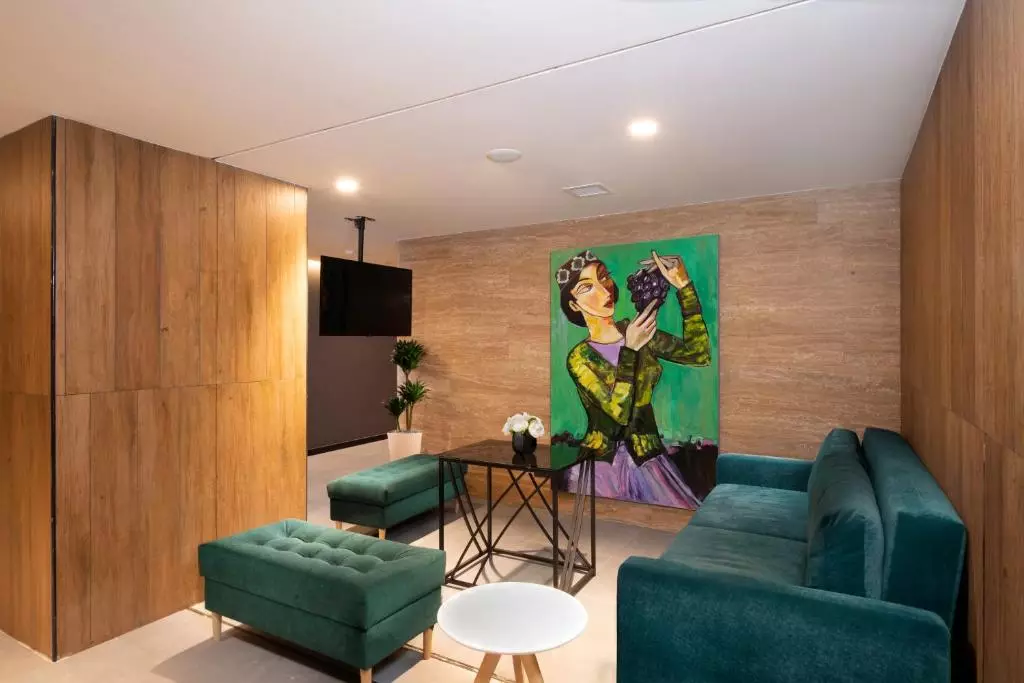 هالیدی این ایروان ریپابلیک اسکوئر