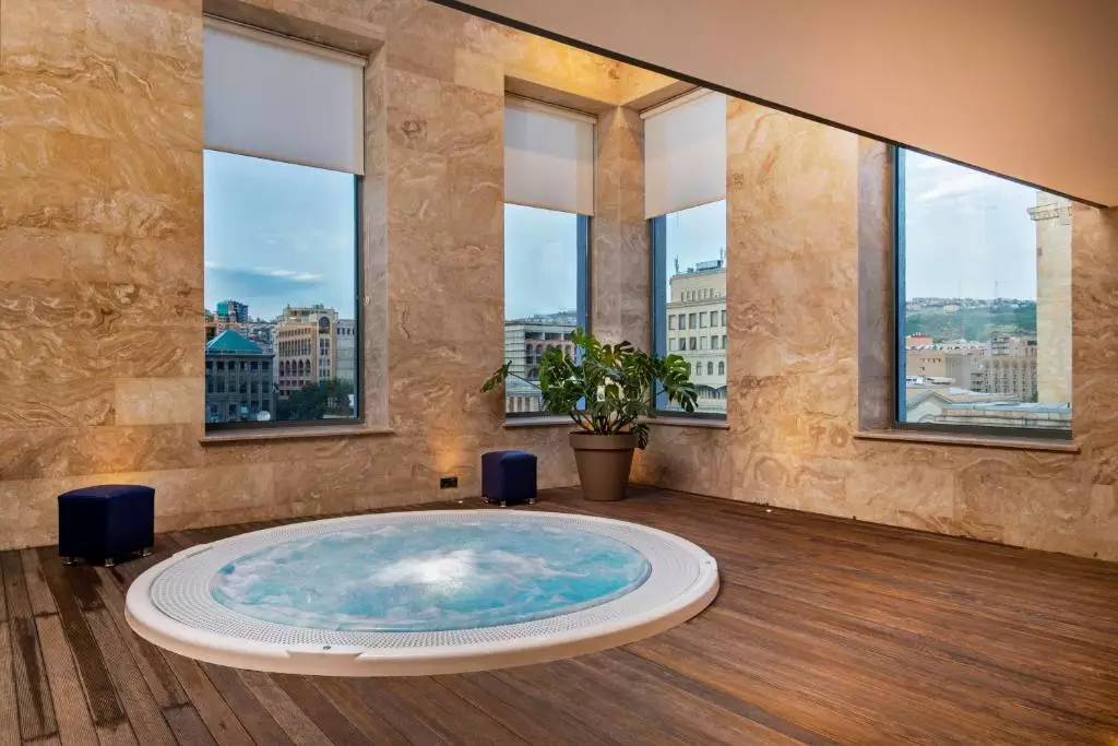 هالیدی این ایروان ریپابلیک اسکوئر