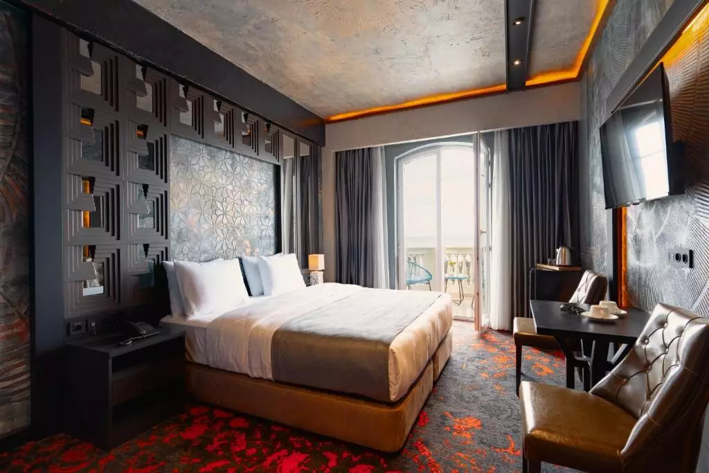 تاپیس روژ بوتیک باتومی