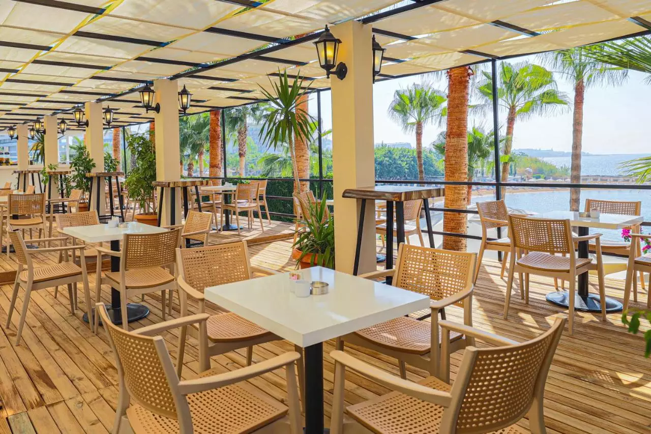 کریستال لند آو پارادایس