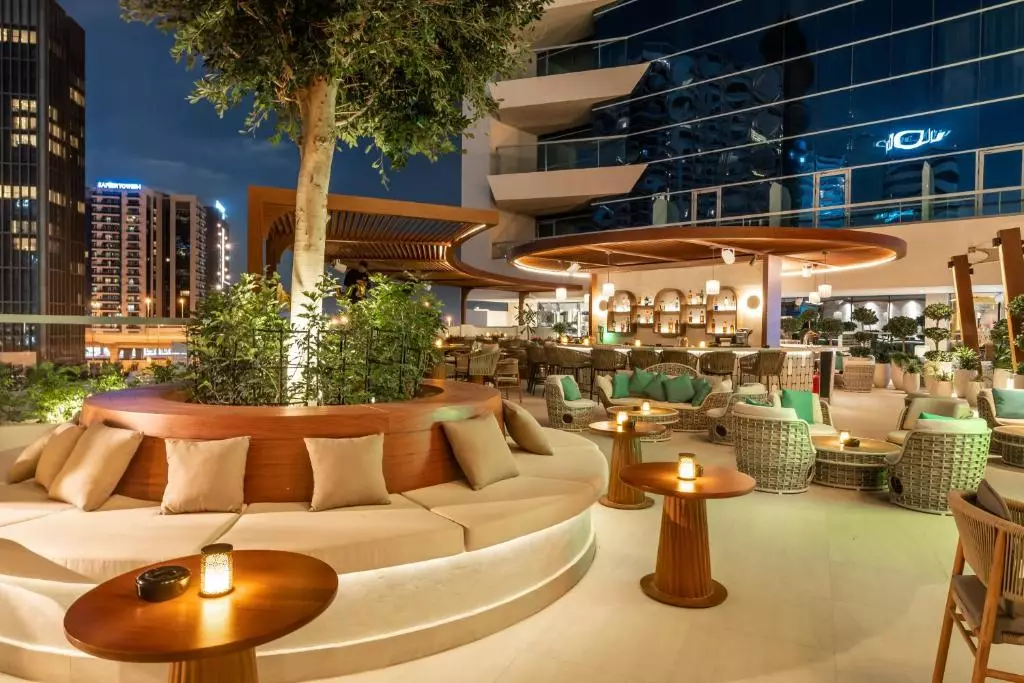 د فرست کالکشن بیزینس بی دبی