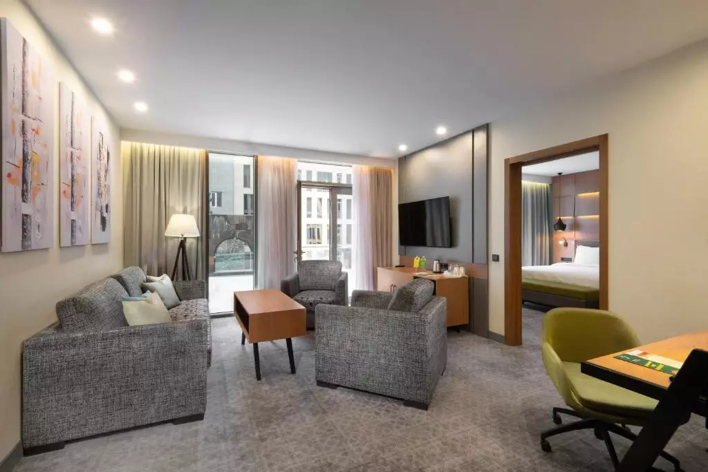 هالیدی این ایروان ریپابلیک اسکوئر