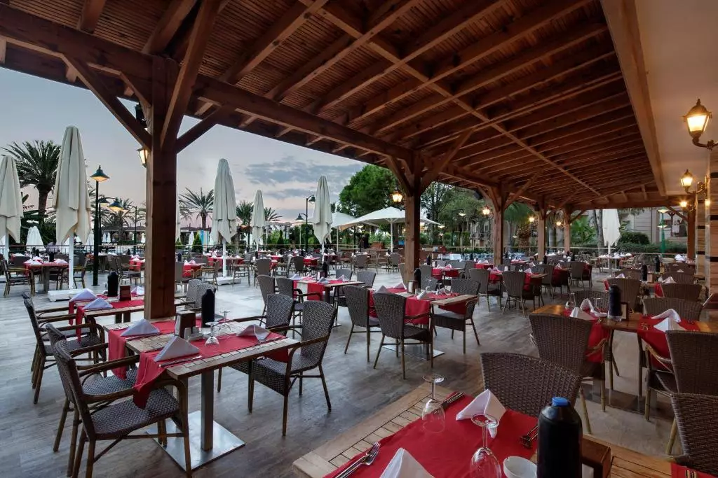 کریستال تات بیچ گلد ریزورت اند اسپا آنتالیا