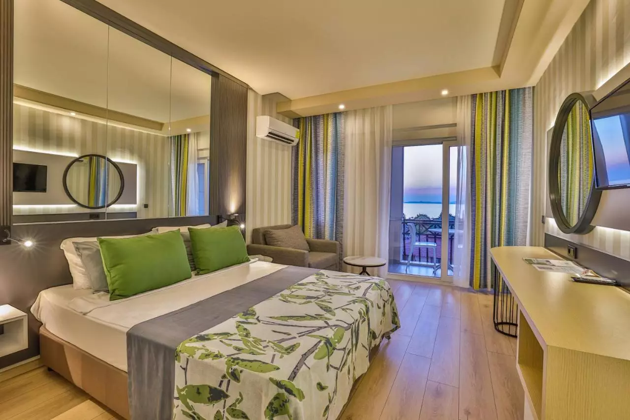 کریستال لند آو پارادایس