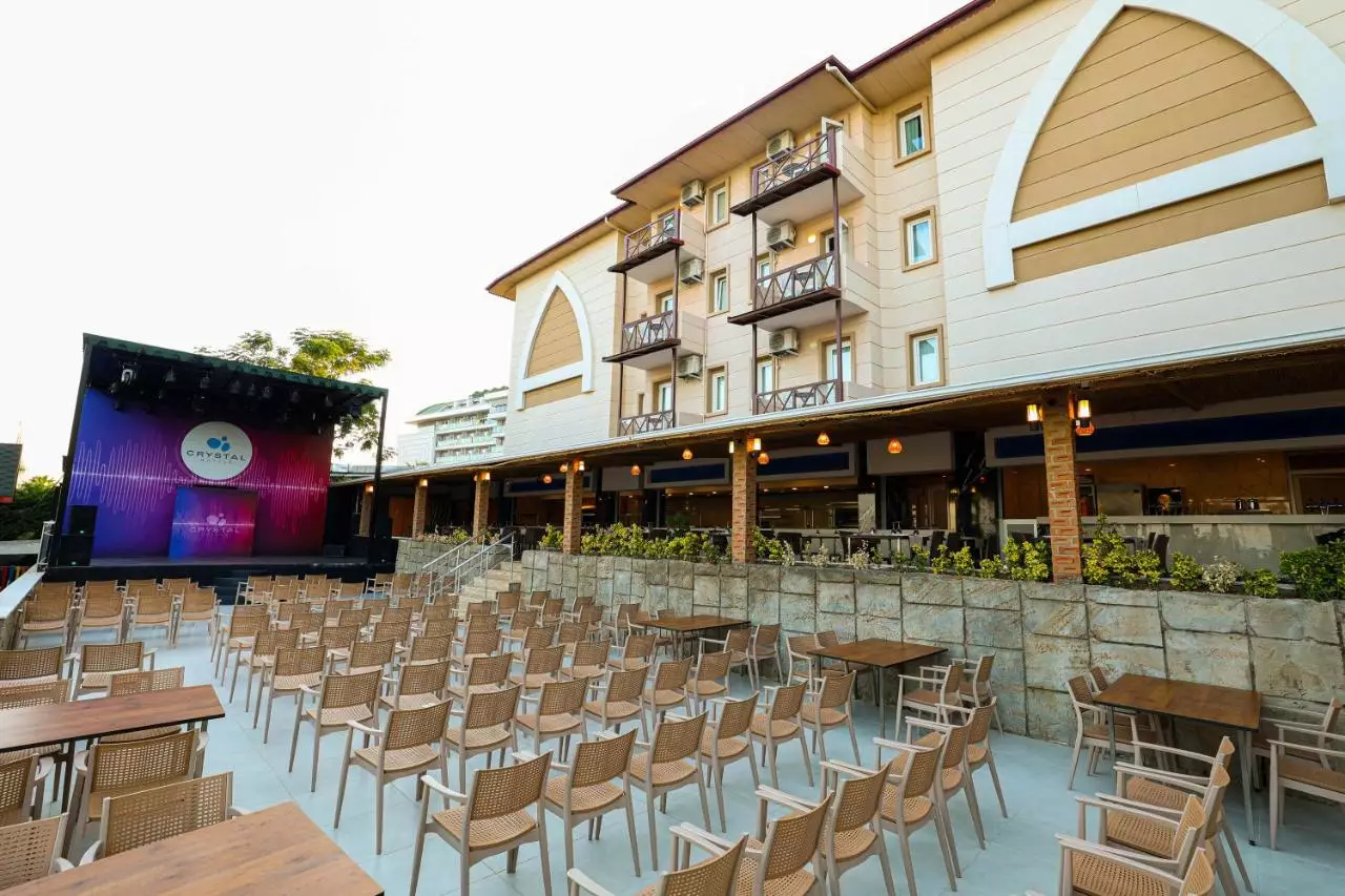 کریستال لند آو پارادایس