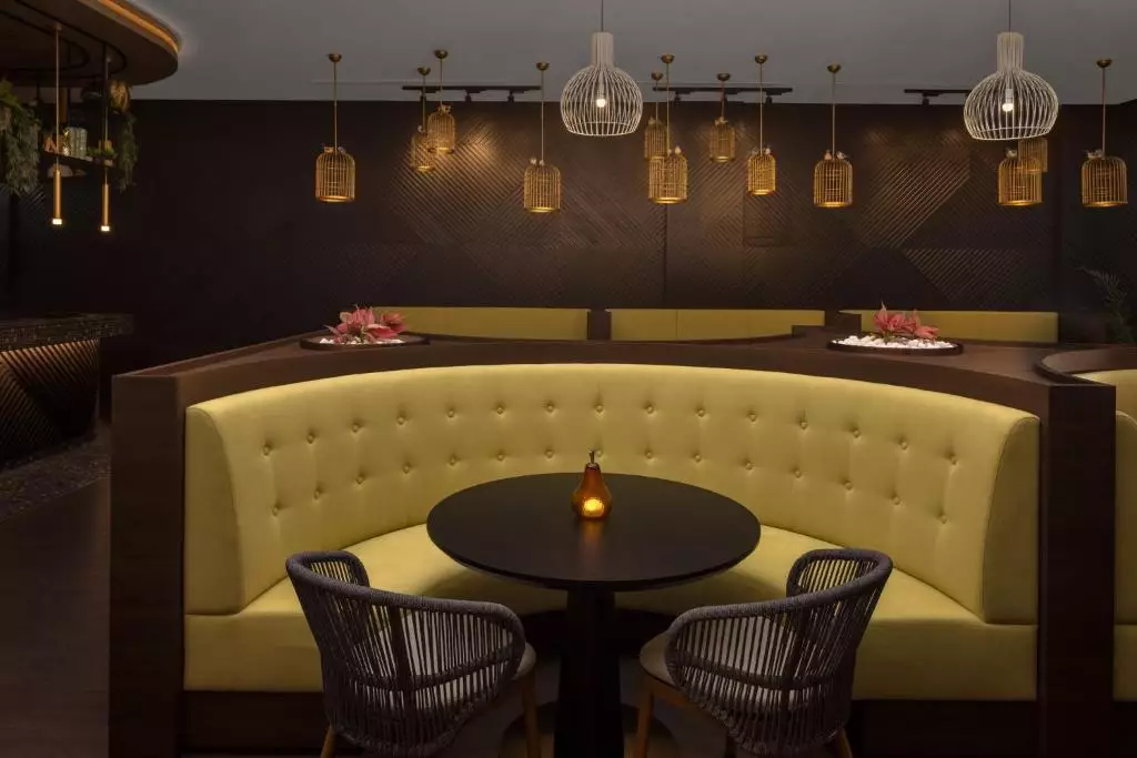 هالیدی این بیزینس بی دبی