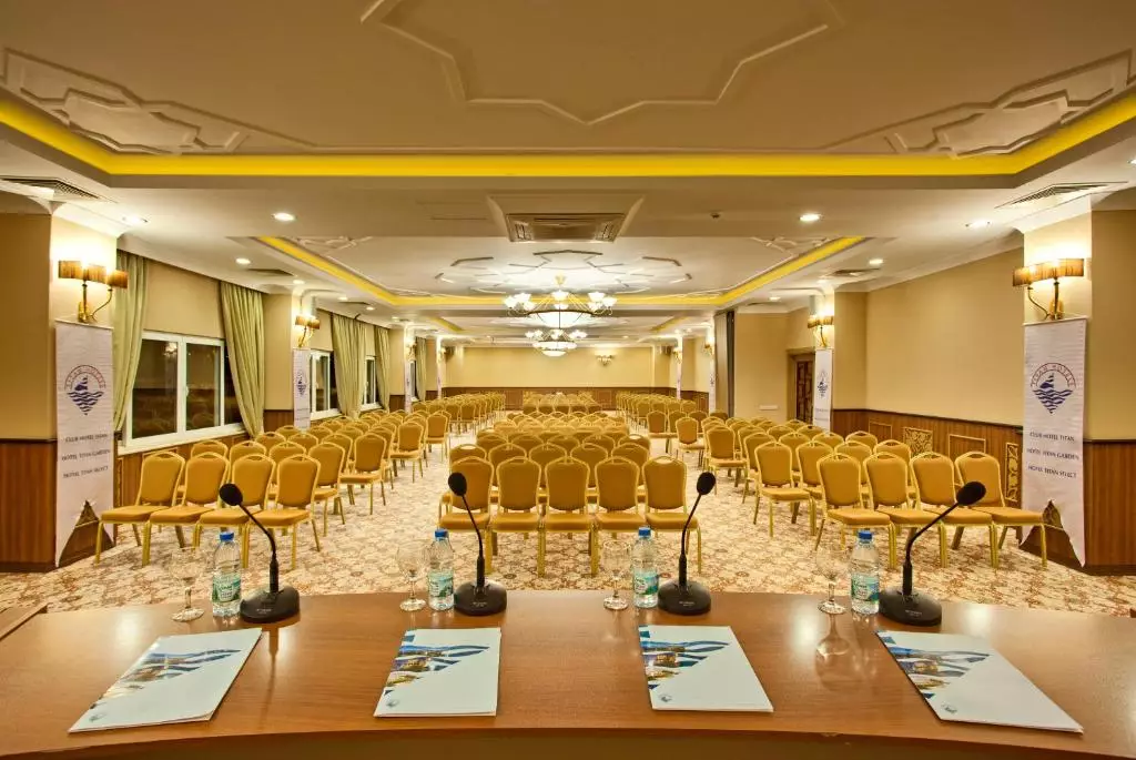 تایتان سلکت آلانیا