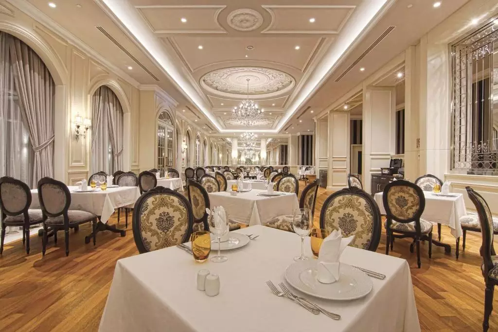 ترندی لارا آنتالیا