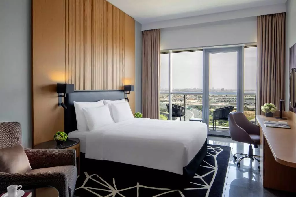 د فرست کالکشن بیزینس بی دبی