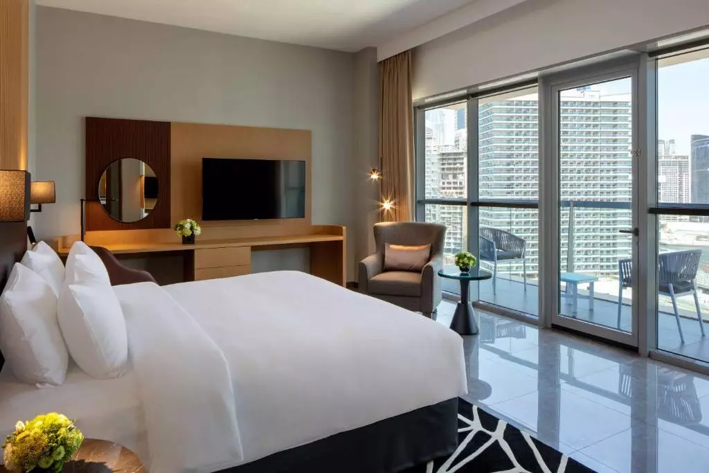 د فرست کالکشن بیزینس بی دبی