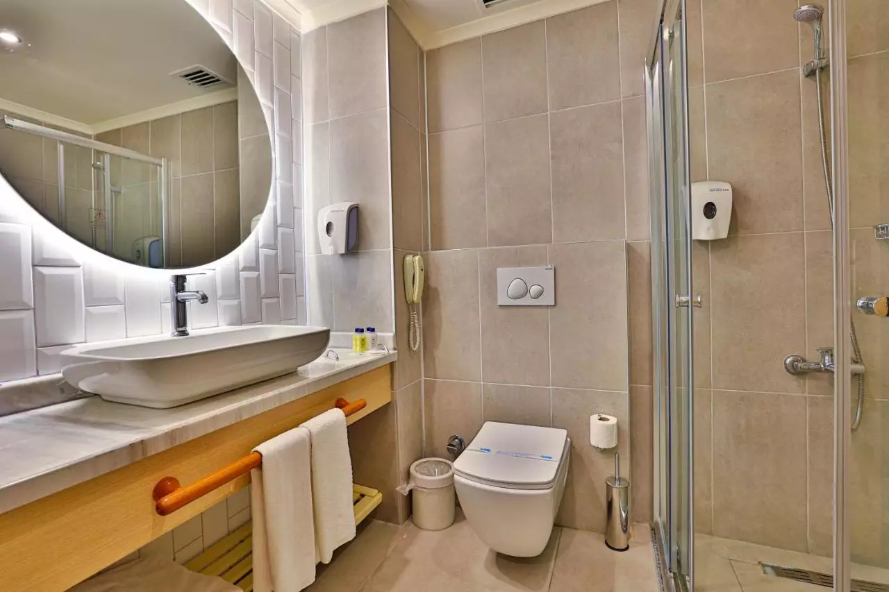 هتل کریستال لند آو پارادایس