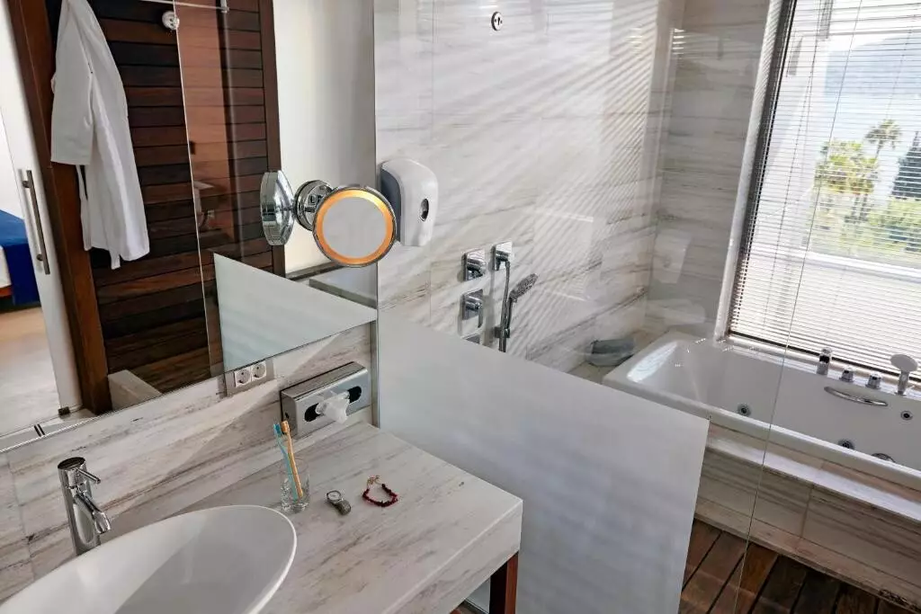 تی یو آی بلو گرند آزور هتل