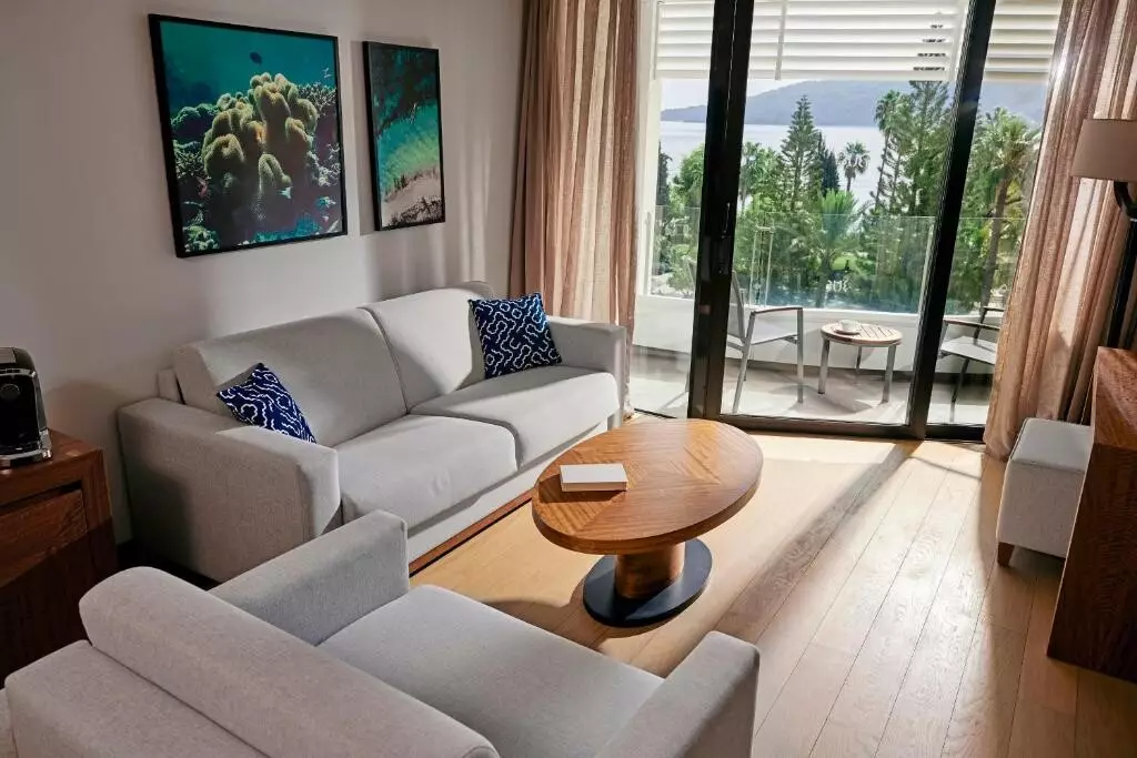 تی یو آی بلو گرند آزور هتل