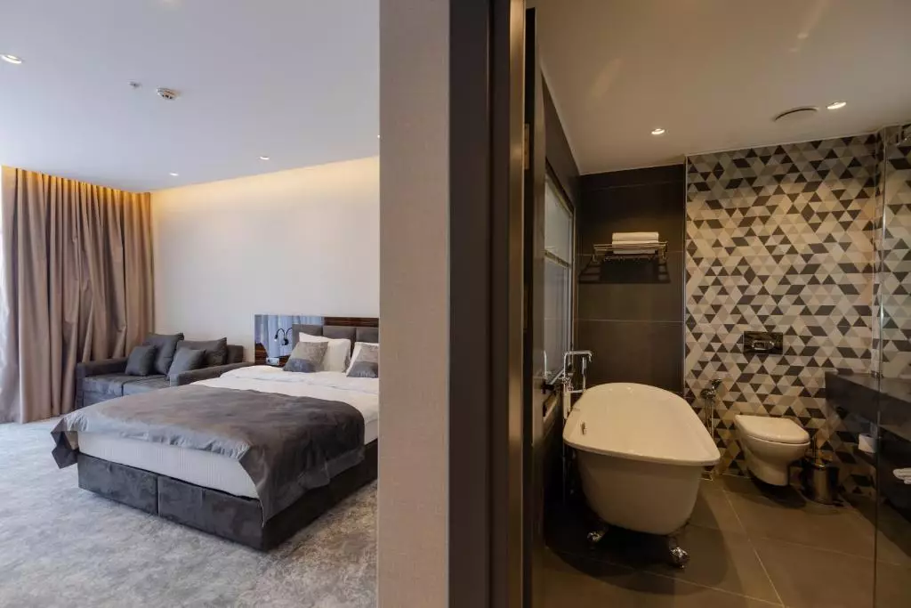 مونارچ باتومی