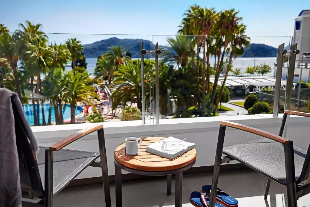 تی یو آی بلو گرند آزور هتل