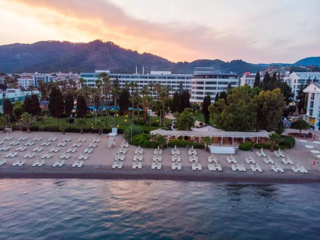 تی یو آی بلو گرند آزور هتل