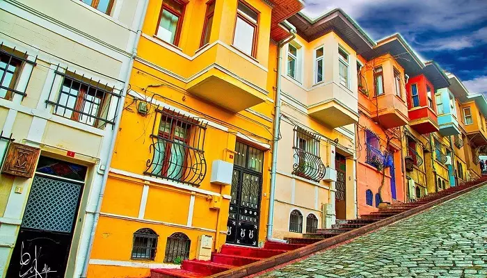 تصویری از خانه های رنگی محله بالات