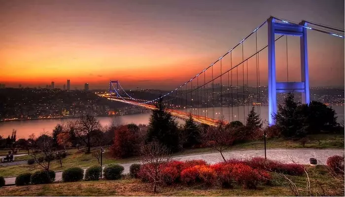 تصویری از یک پل در استانبول