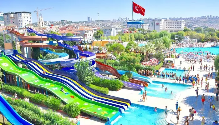 تصویری از یک پارک آبی در استانبول