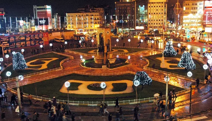 تصویری از میدان تکسیم استانبول در شب
