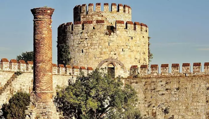 نمایی از قلعه یدیکوله