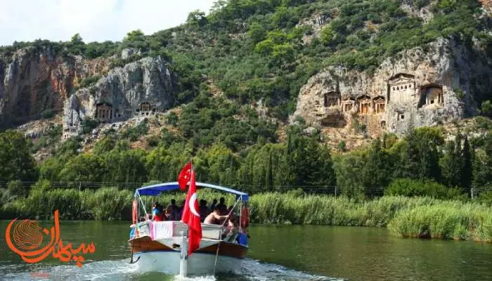 قایق سواری در رودخانه دالیان در کنار جاذبه تاریخی آن