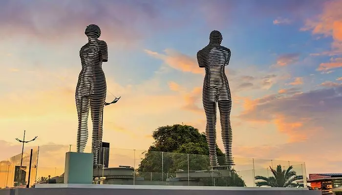 تصویری از مجسمه علی و نینو