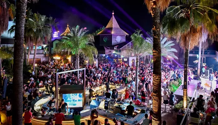 تصویری از تفریحات شبانه در آنتالیا