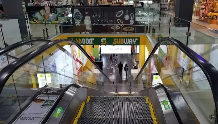 نمایی از بی اند جی استور