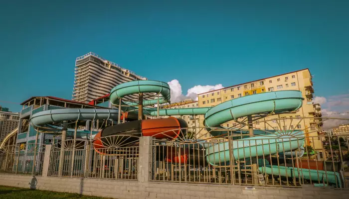 نمایی از سرسره های پارک آبی باتومی