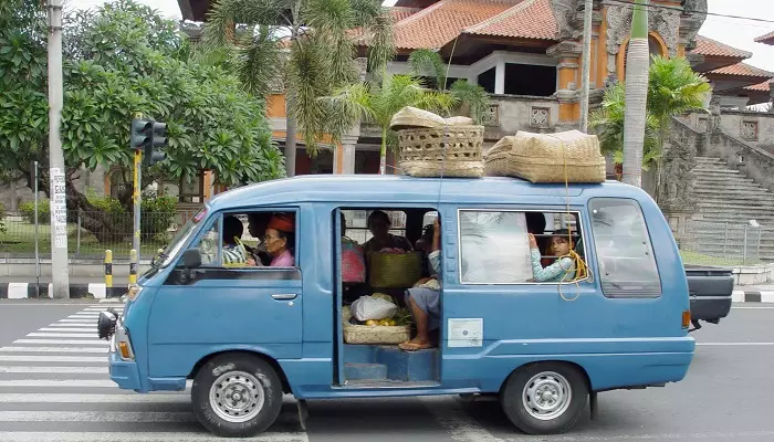 عکسی از یک مینی بوس در بالی