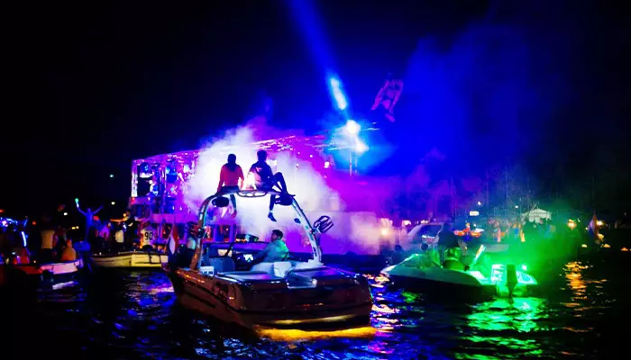 بهترین زمان سفر برای تفریحات شبانه مارماریس