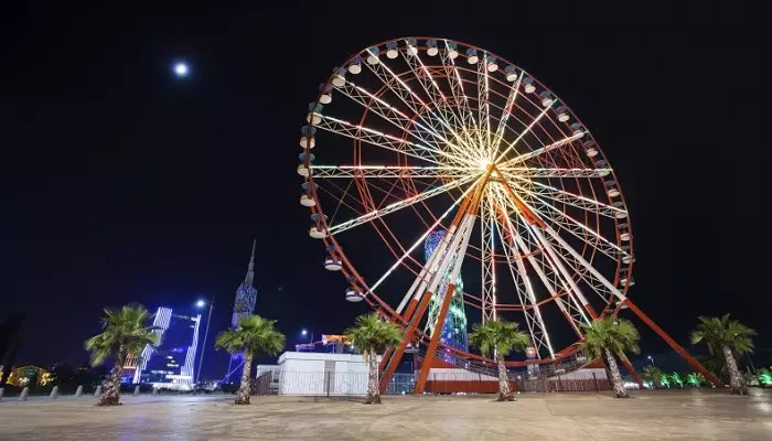 نمایی از چرخ و فلک باتومی در شب