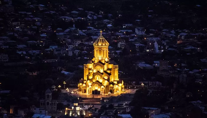 تصویری از کلیسای جامع تثلیث تفلیس در شب