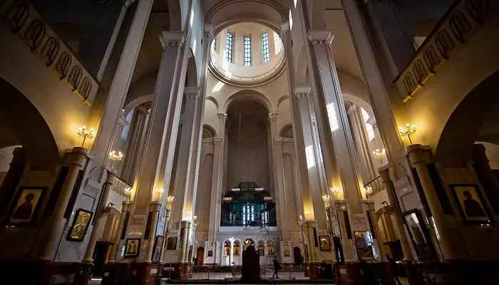 عکسی از درون کلیسای جامع تثلیث تفلیس