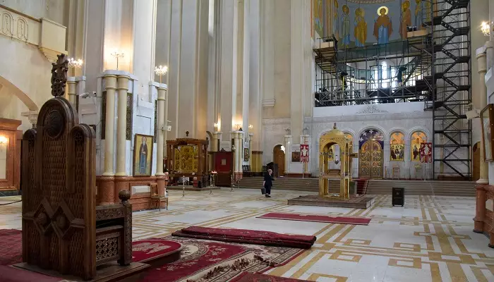 نمایی از داخل کلیسای جامع تثلیث تفلیس