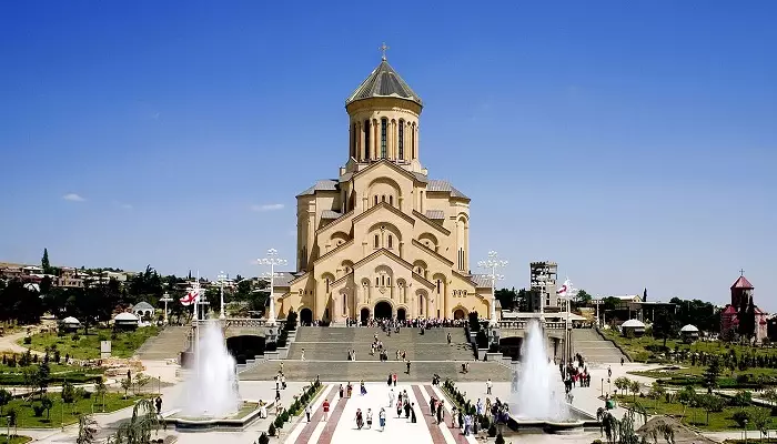 نمایی از محوطه بیرونی کلیسای جامع تثلیث تفلیس