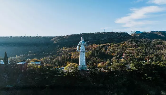 نمایی از مجسمه مادر تفلیس