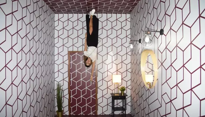 تصویری از یک زن در موزه توهمات دبی در حال بازی کردن