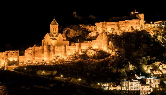 عکسی از قلعه ناریکالا در شب