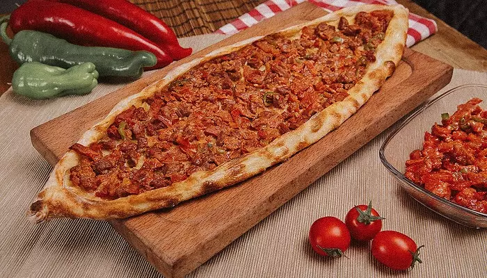عکس غذای پیده یا پیتزای ترکیه ای